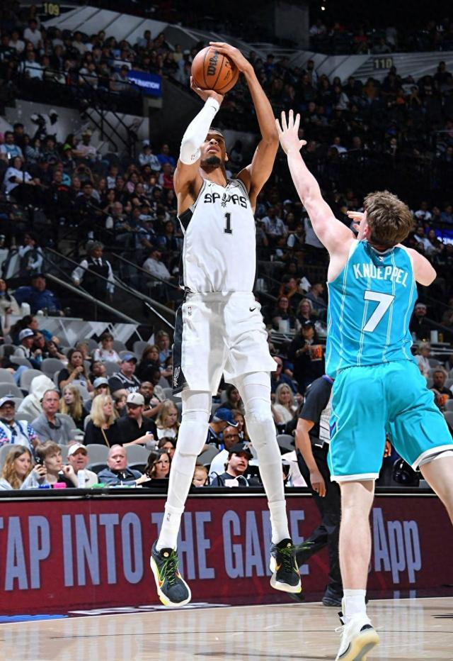 文班亚马复出砍准三双 马刺力克黄蜂稳居西部第