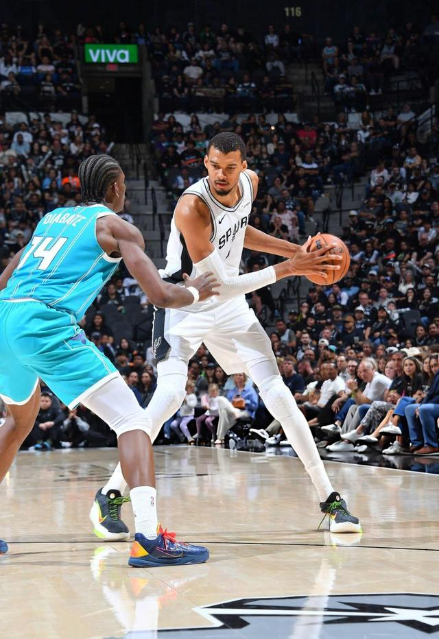 文班亚马复出砍准三双 马刺力克黄蜂稳居西部第