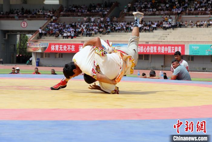 新疆岳普湖县举办民族式摔跤邀请赛 传承非遗文