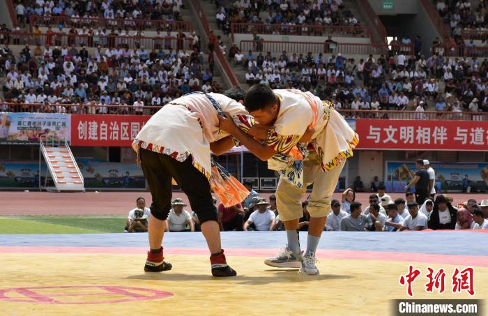 新疆岳普湖县举办民族式摔跤邀请赛 传承非遗文