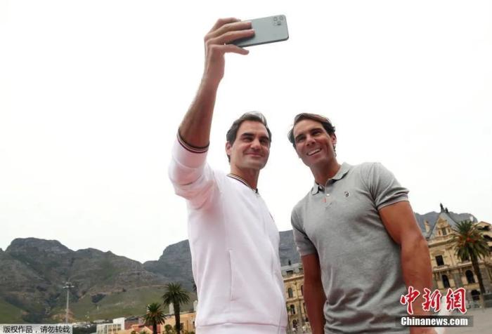 资料图：费德勒和纳达尔自拍合影留念。