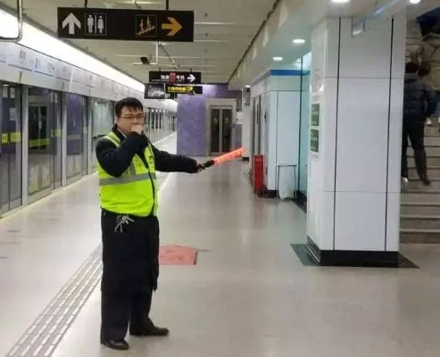 地铁逃生门打开方法及应急操作指南